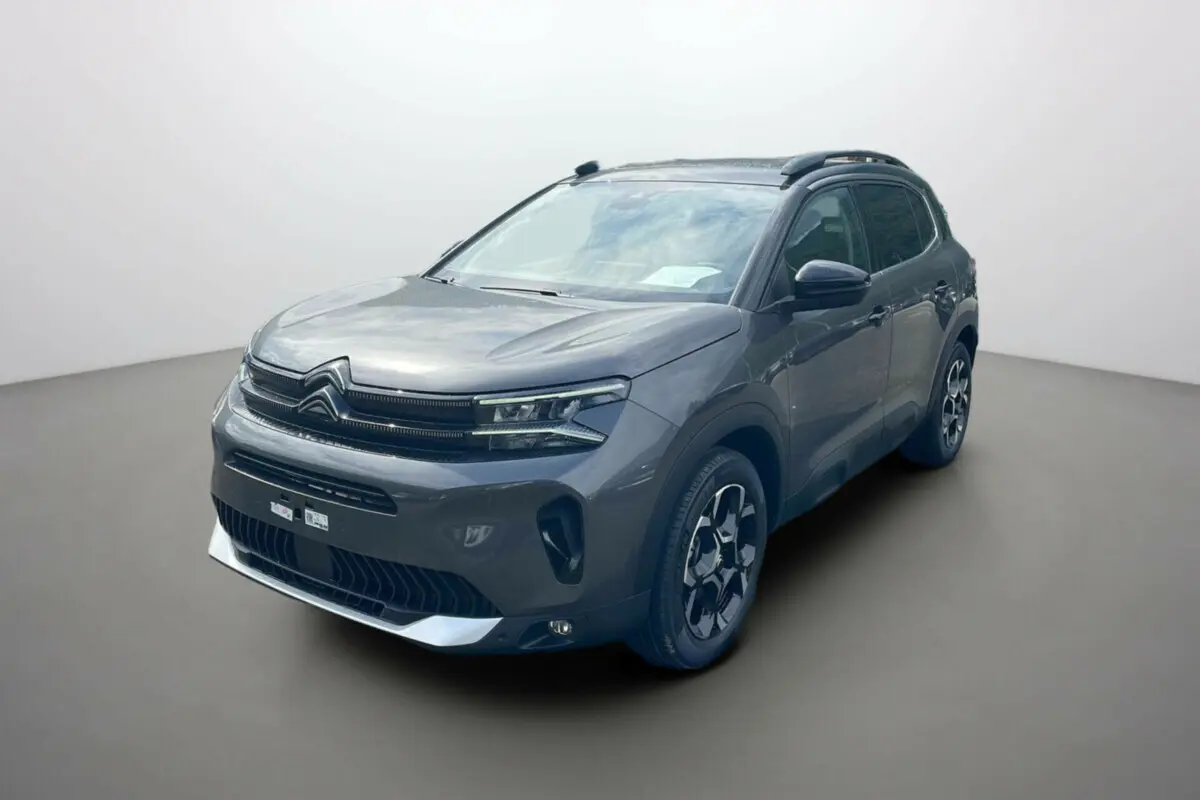 Citroën C5 Aircross Hybrid 2025 en gris platinium avec toit noir, vue 3/4 avant droit soulignant ses jantes distinctives.