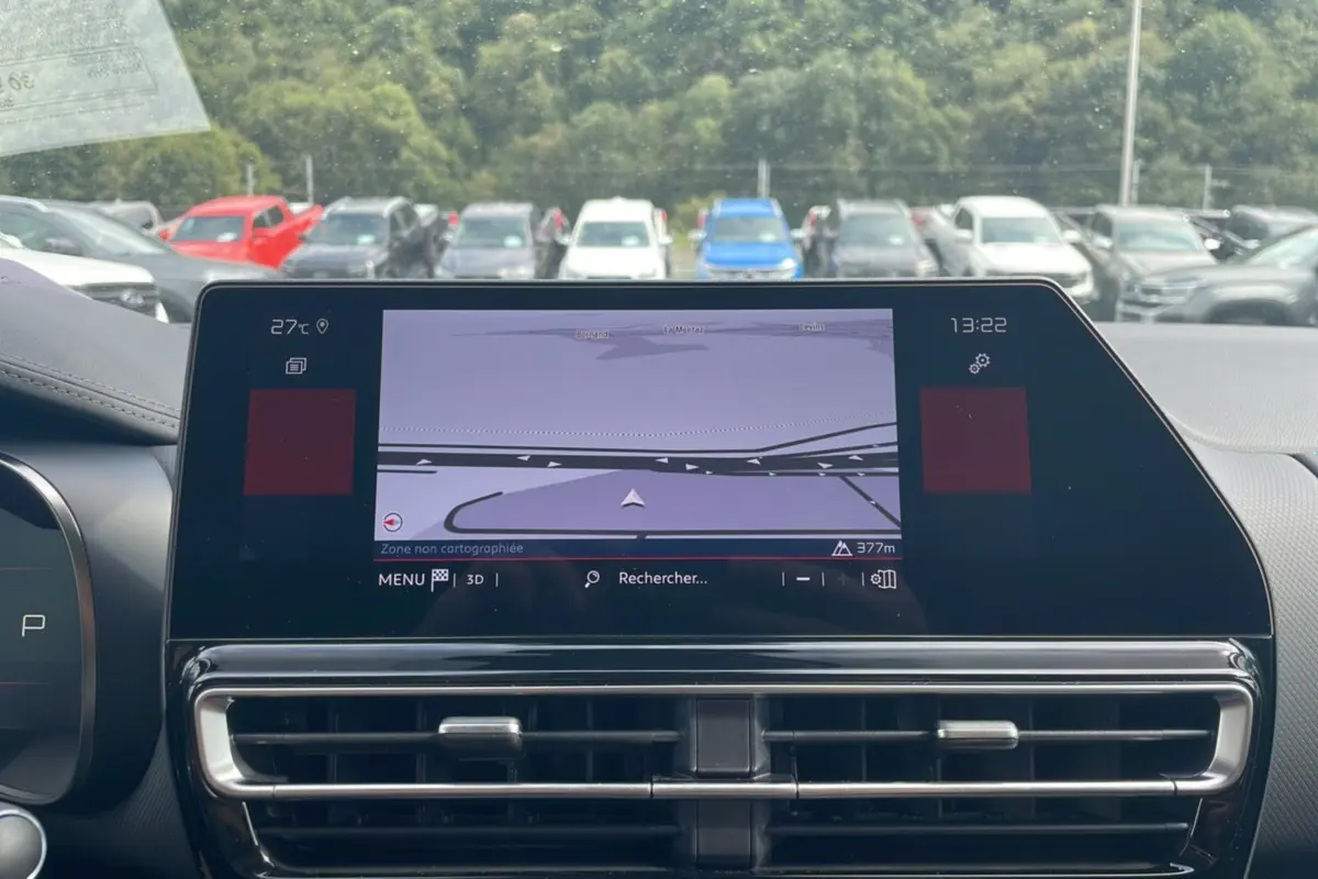 Écran tactile central affichant la navigation du Citroën C5 Aircross Hybrid 2025, vue intérieure avant, tableau de bord moderne.