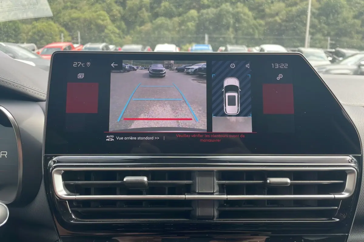 Vue intérieure du tableau de bord du Citroën C5 Aircross Hybrid 2025, écran affichant la caméra de recul et l'aide au stationnement.