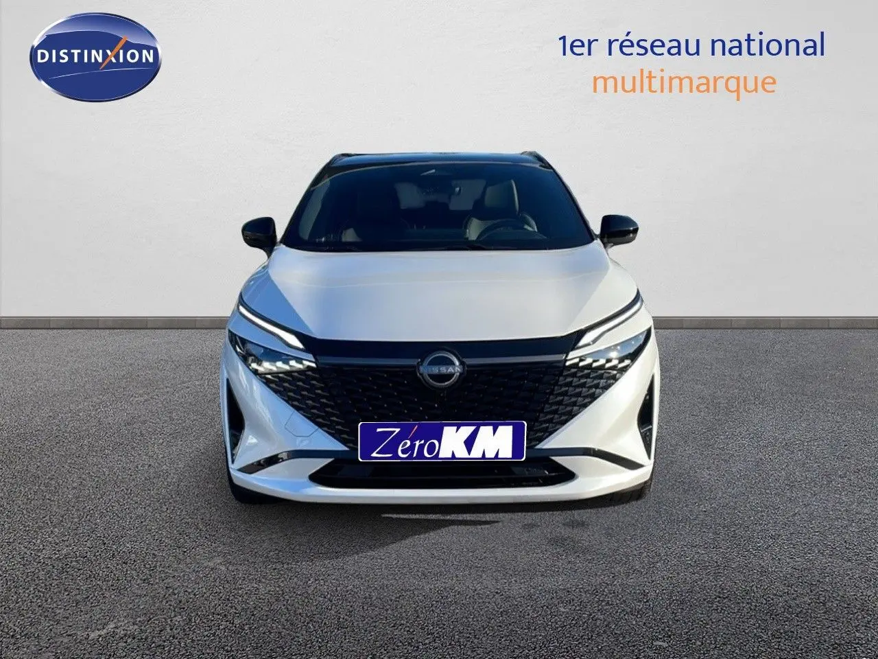 Vue frontale du Nissan Qashqai blanc nacré avec toit noir, mettant en valeur sa calandre noire et ses phares LED fins.