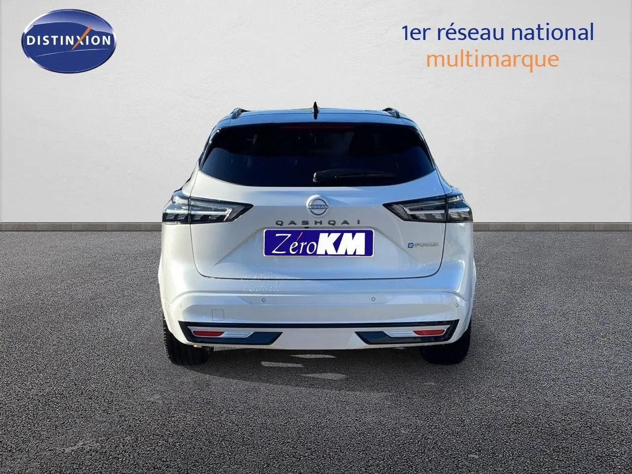 Vue arrière d'un Nissan Qashqai 2025 blanc nacré avec toit noir, mettant en valeur ses feux LED et son logo e-Power.
