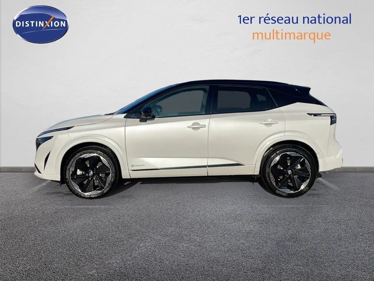 Profil côté gauche du Nissan Qashqai 2025 blanc nacré avec toit noir et jantes noires au design distinctif.