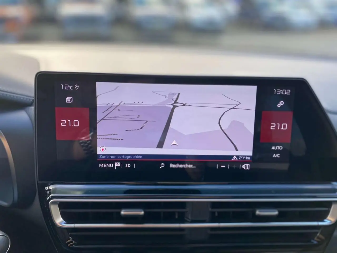 Écran tactile 10 pouces du système de navigation du Citroën C5 Aircross 2025 avec affichage de la carte et climatisation à 21°C.