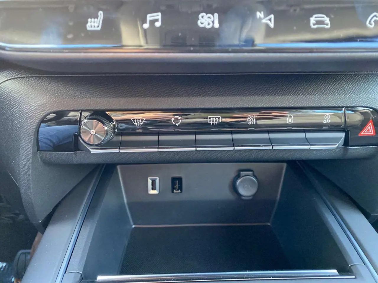 Gros plan sur la console centrale du Citroën C5 Aircross noir Perla 2025 avec commandes de climatisation et ports USB visibles