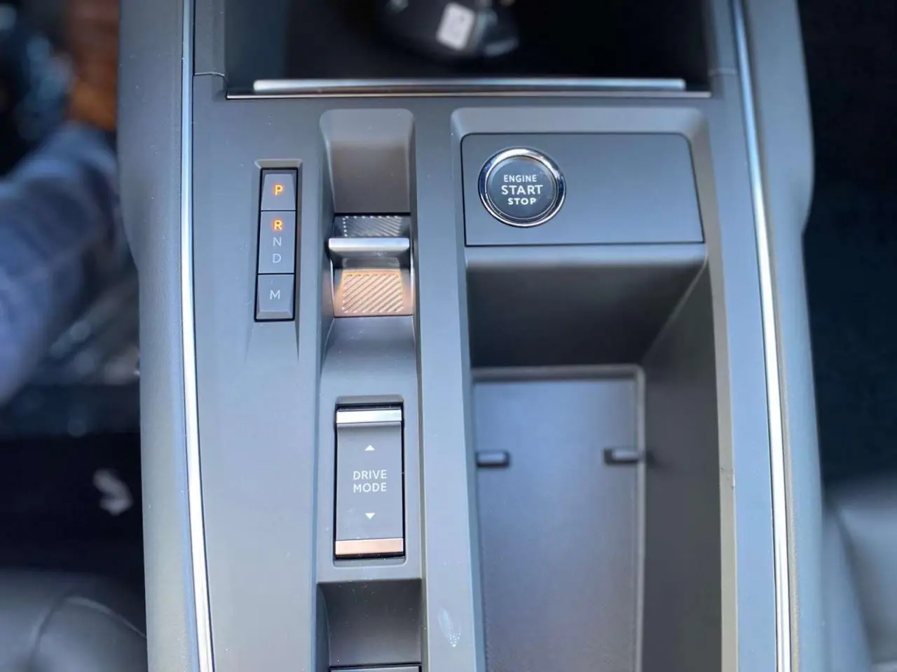 Gros plan sur la console centrale du Citroën C5 Aircross 2025 avec bouton Engine Start et commandes de boîte auto.