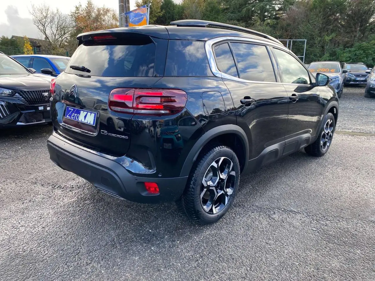 Citroën C5 Aircross noir perla en 3/4 arrière droit, avec jantes alliage 18'' bi-ton et vitres surteintées.
