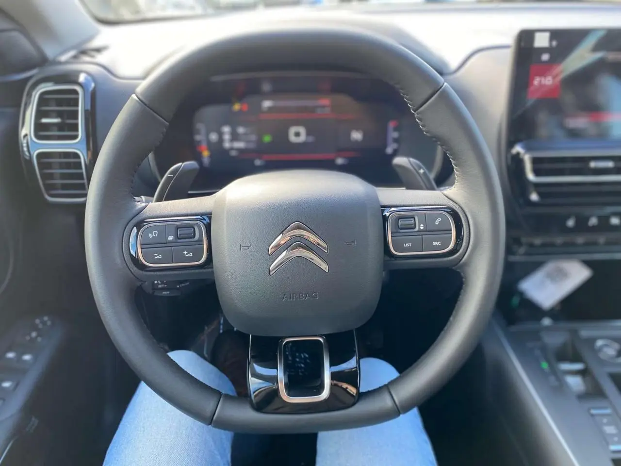 Vue centrée sur le volant Citroën C5 Aircross 2025, avec commandes intégrées et tableau de bord numérique.