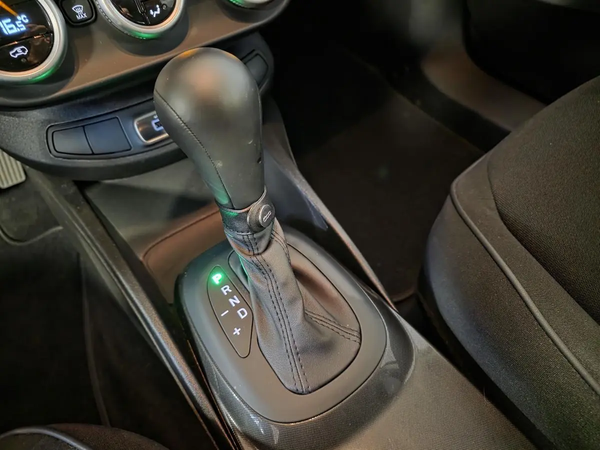Le levier de vitesse automatique noir de la Fiat 500X 2024 vu en gros plan côté conducteur.