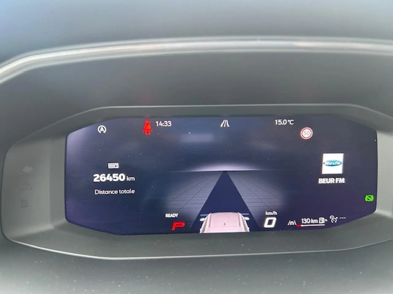 Combiné d'instruments digital couleur du tableau de bord du CUPRA Formentor 2025 affichant la vitesse et la distance totale.