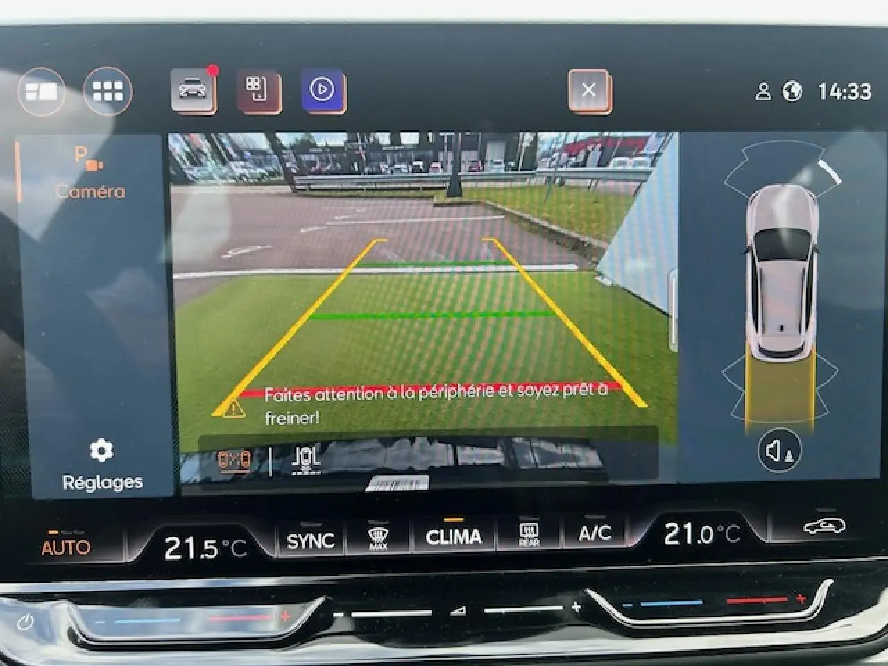 Affichage caméra de recul du CUPRA Formentor gris Fiord Metal, vue arrière avec guidage de stationnement visible à l'écran.