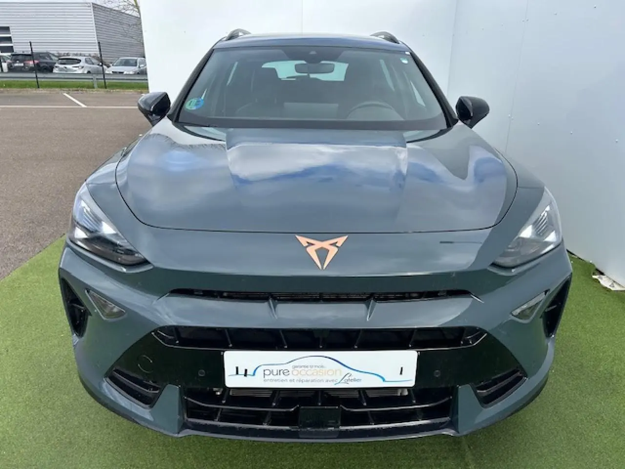 Vue avant du CUPRA Formentor gris Fiord Metal avec logo cuivre et calandre large noire brillante.