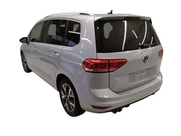 Vue 3/4 arrière droite d'un Volkswagen Touran gris avec feux LED et jantes alliage Alexandria 17 pouces.