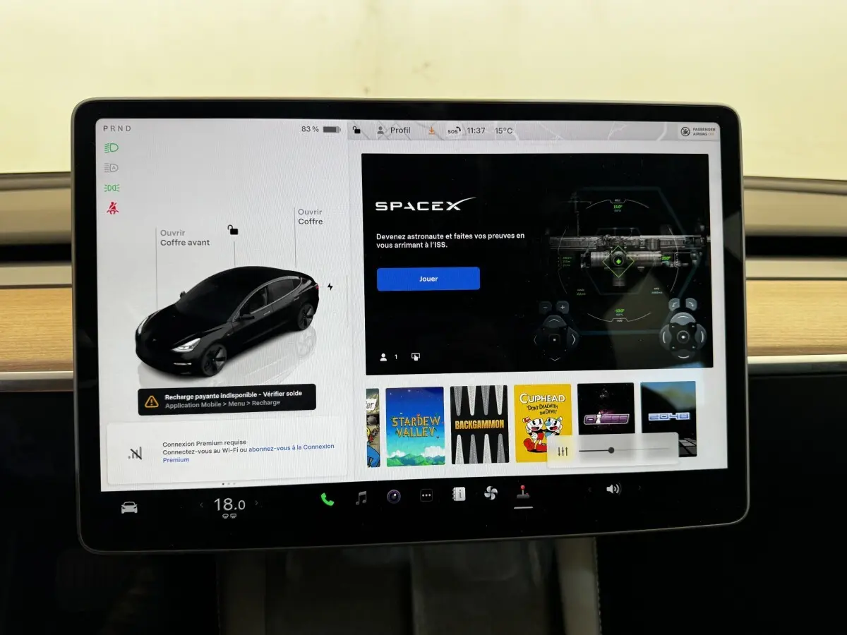 Écran tactile central de Tesla Model 3 noir 2023 montrant interface de contrôle et options multimédia.