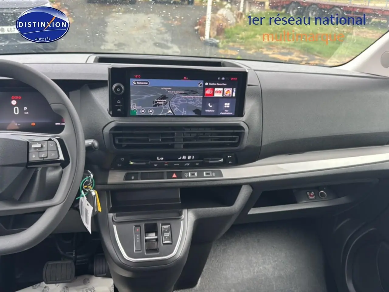 Vue intérieure du tableau de bord du Fiat Scudo Combi noir, avec écran tactile central et volant à gauche.