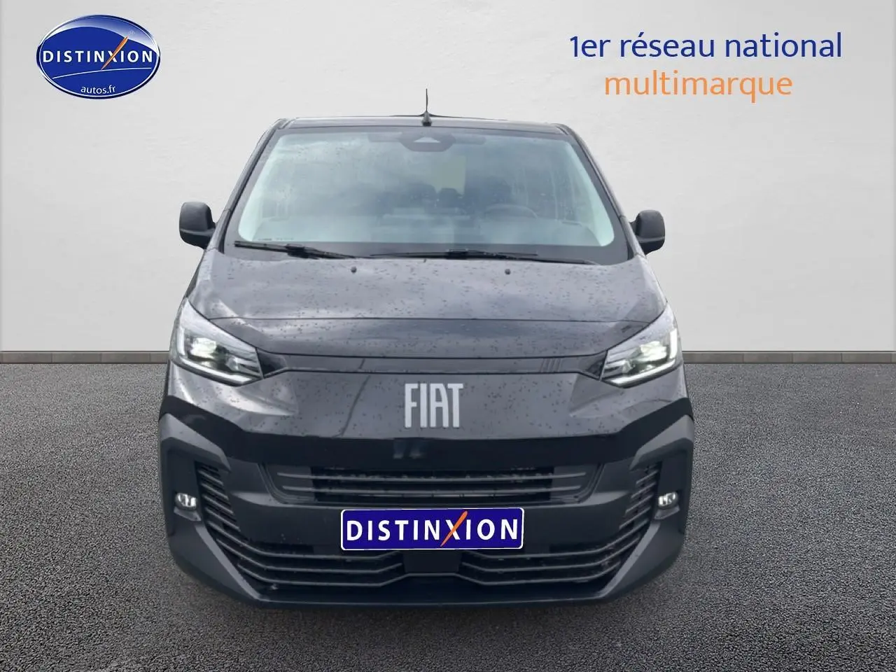 Vue frontale d'un FIAT Scudo Combi noir 2026 avec phares allumés et logo FIAT bien visible.
