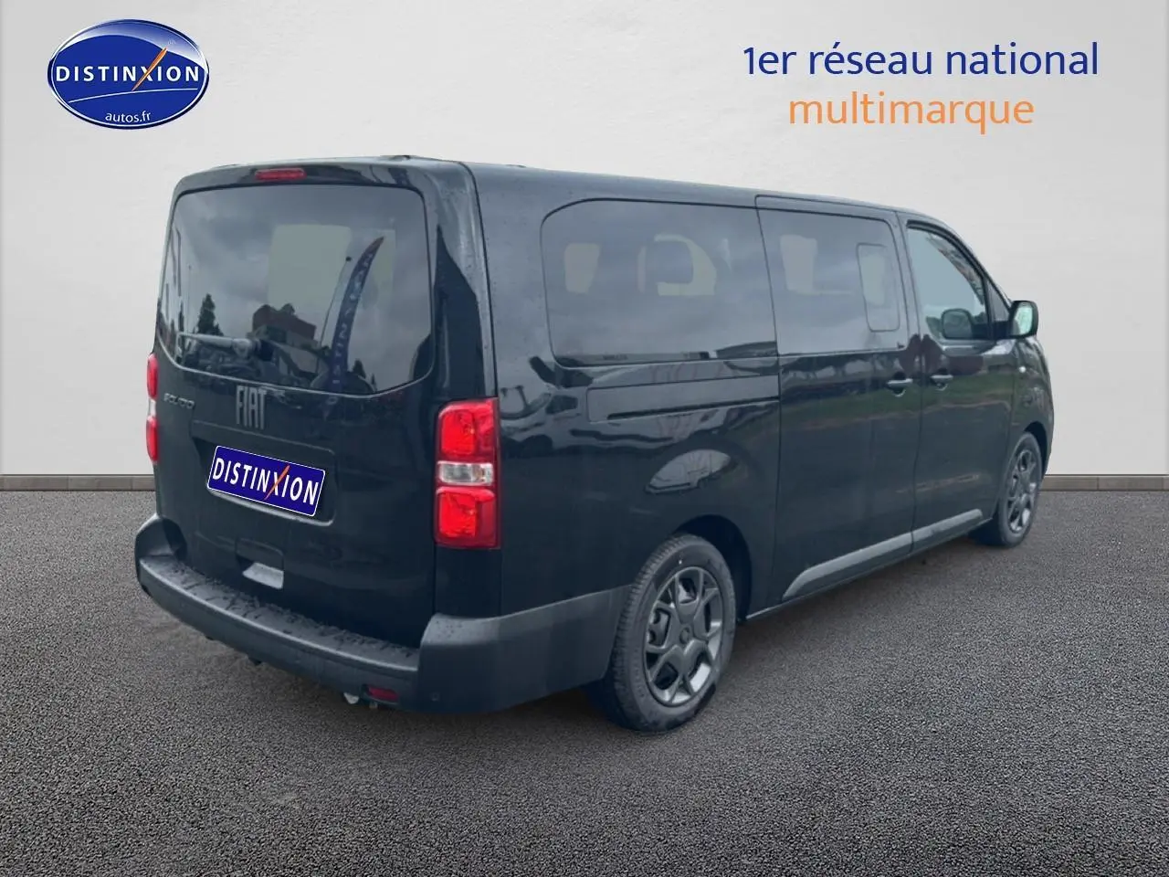 Fiat Scudo Combi noir vue 3/4 arrière droit avec porte latérale coulissante et vitres teintées.