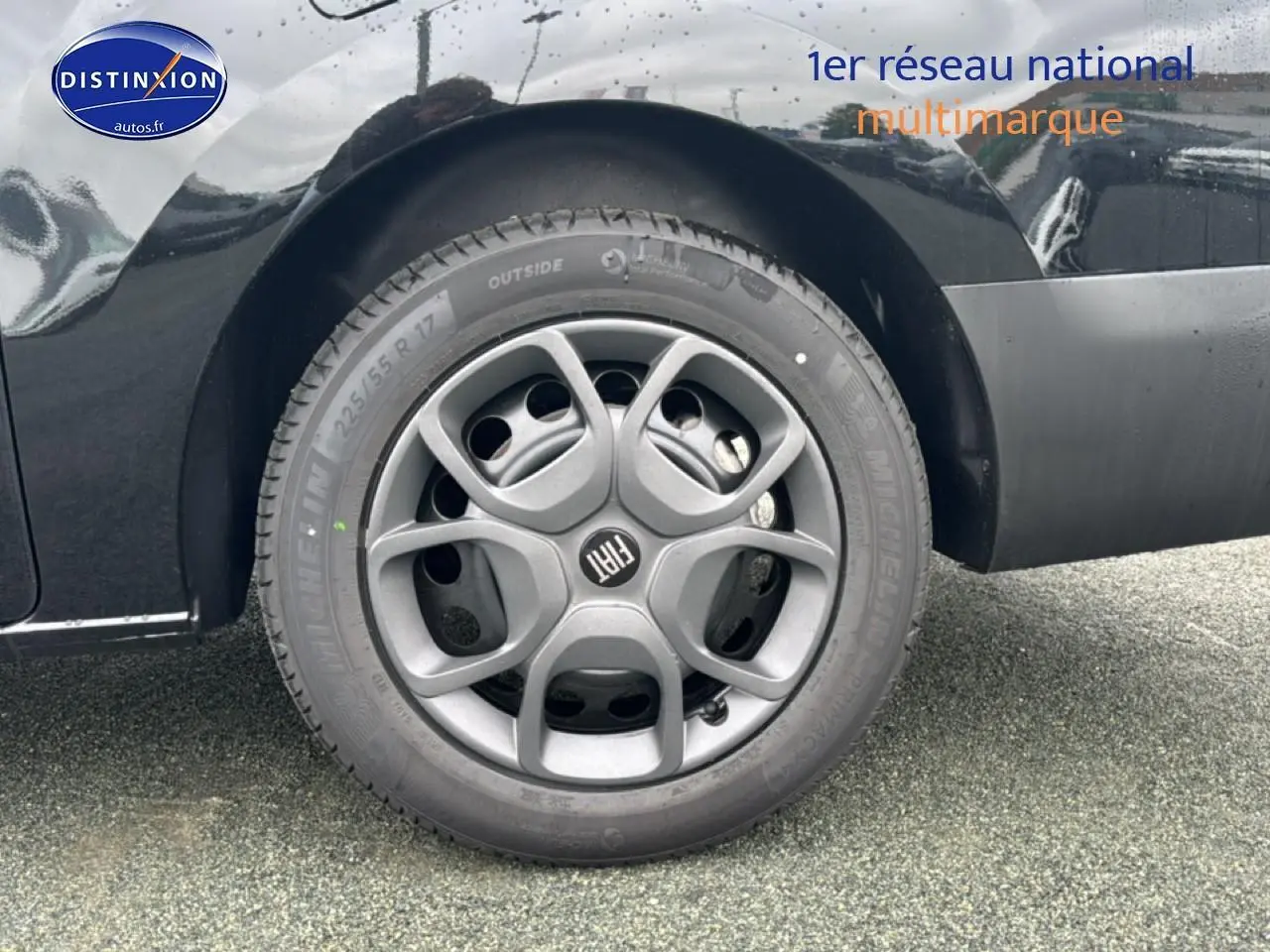 Gros plan sur la roue avant gauche avec jante gris foncé du FIAT Scudo Combi noir, version 2026.