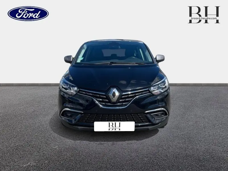 Vue avant d'un Renault Grand Scenic noir étoilé avec calandre chromée et phares LED, sur fond neutre.