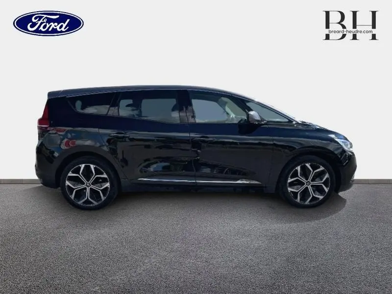 Profil côté gauche du Renault Grand Scenic noir étoilé 7 places, avec jantes alliage 20 pouces et vitres surteintées.