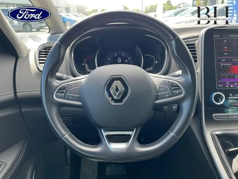 Vue rapprochée du volant cuir noir du Renault Grand Scenic 2021 avec commandes intégrées et tableau de bord numérique.