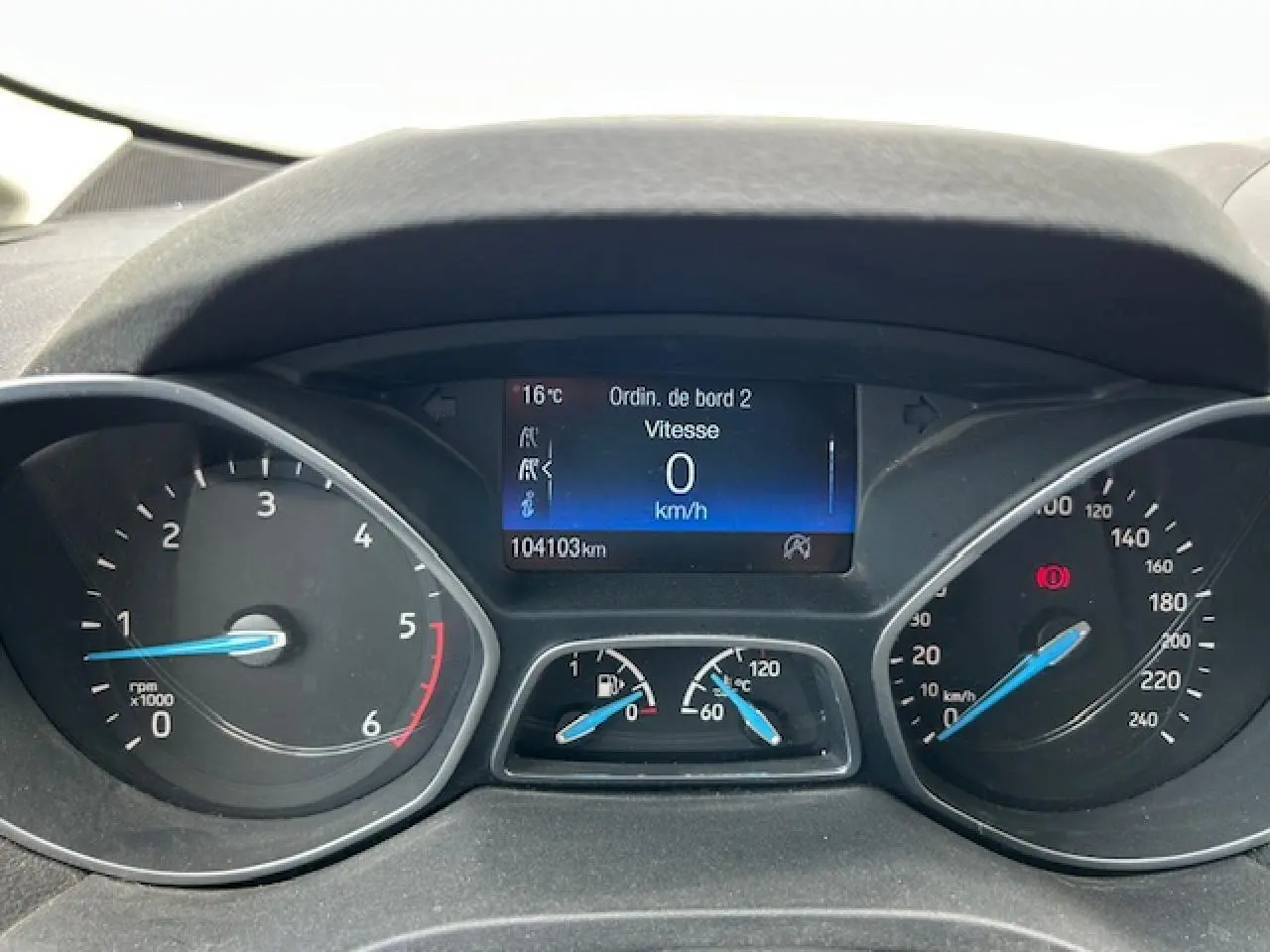 Tableau de bord de Ford C-MAX gris clair 2018, affichage digital au centre avec vitesse à 0 km/h et compte-tours visibles.