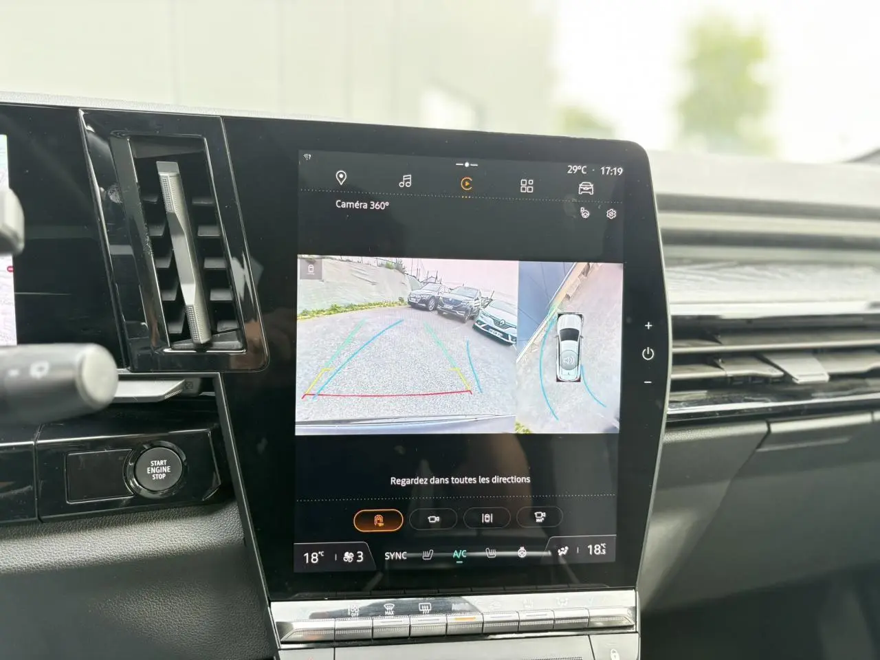 Écran tactile central affichant la caméra 360° du Renault Espace VI bleu nuit, vue intérieure côté conducteur.