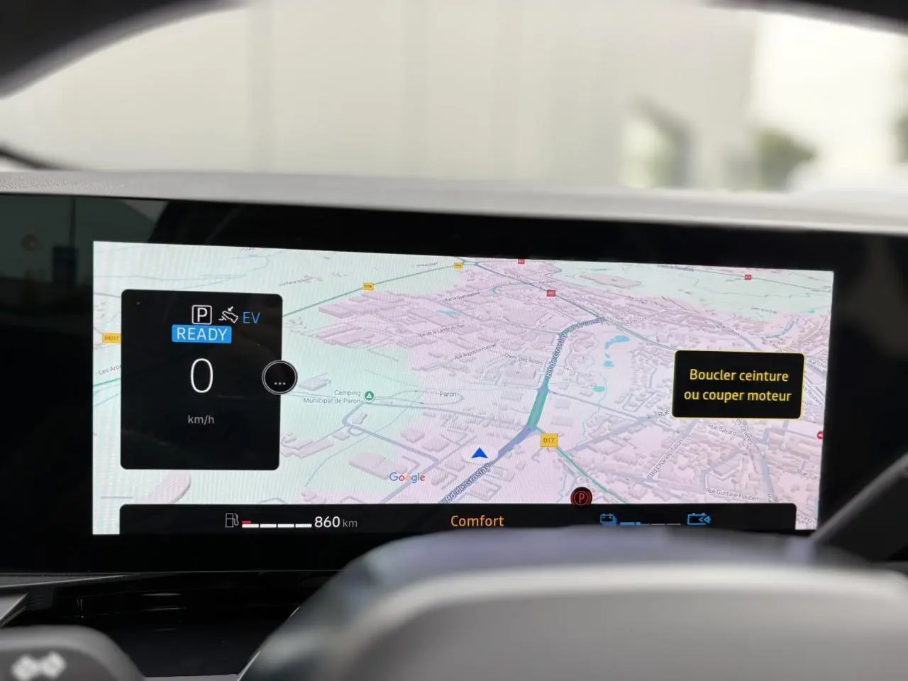 Affichage du tableau de bord numérique du Renault Espace VI hybride, montrant la navigation et les alertes de sécurité.
