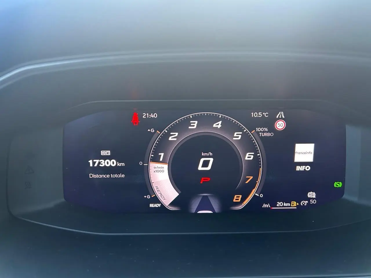 Combiné d'instruments digital de la CUPRA Formentor blanc neige, affichant 17 300 km et tachymètre central à 0 km/h.