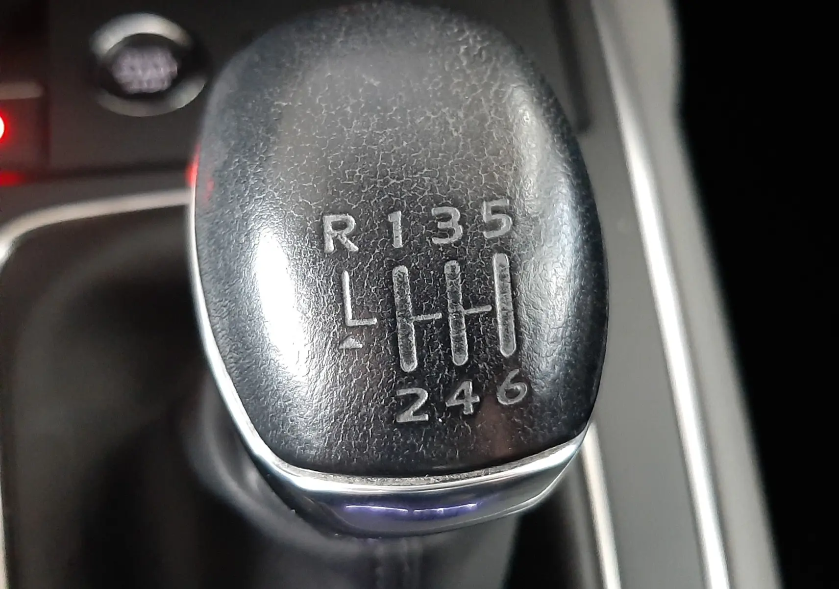 Gros plan sur le levier de vitesses manuel noir de la Citroën C5 Aircross 1.2 PureTech 130ch Feel, année 2021.