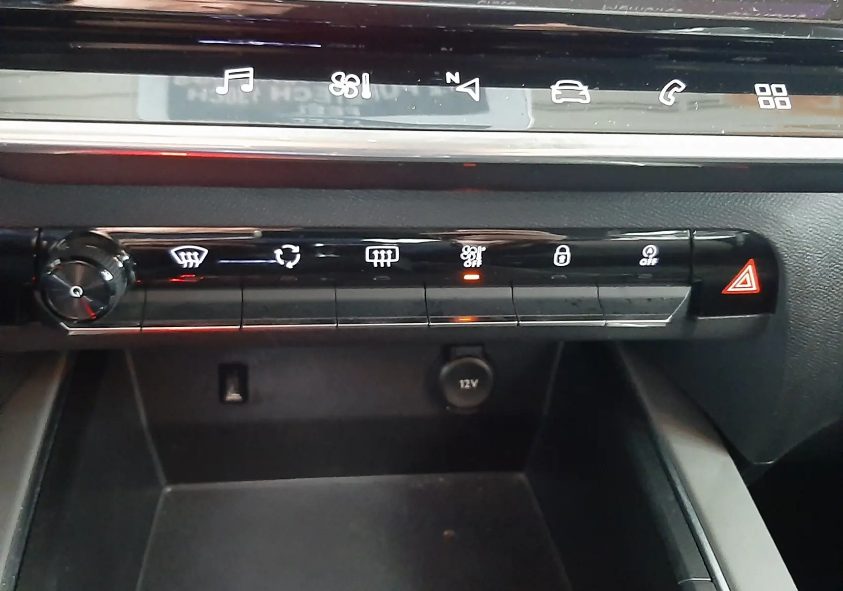 Détail de la console centrale du Citroën C5 Aircross 2021, montrant les commandes de climatisation et le port 12V.