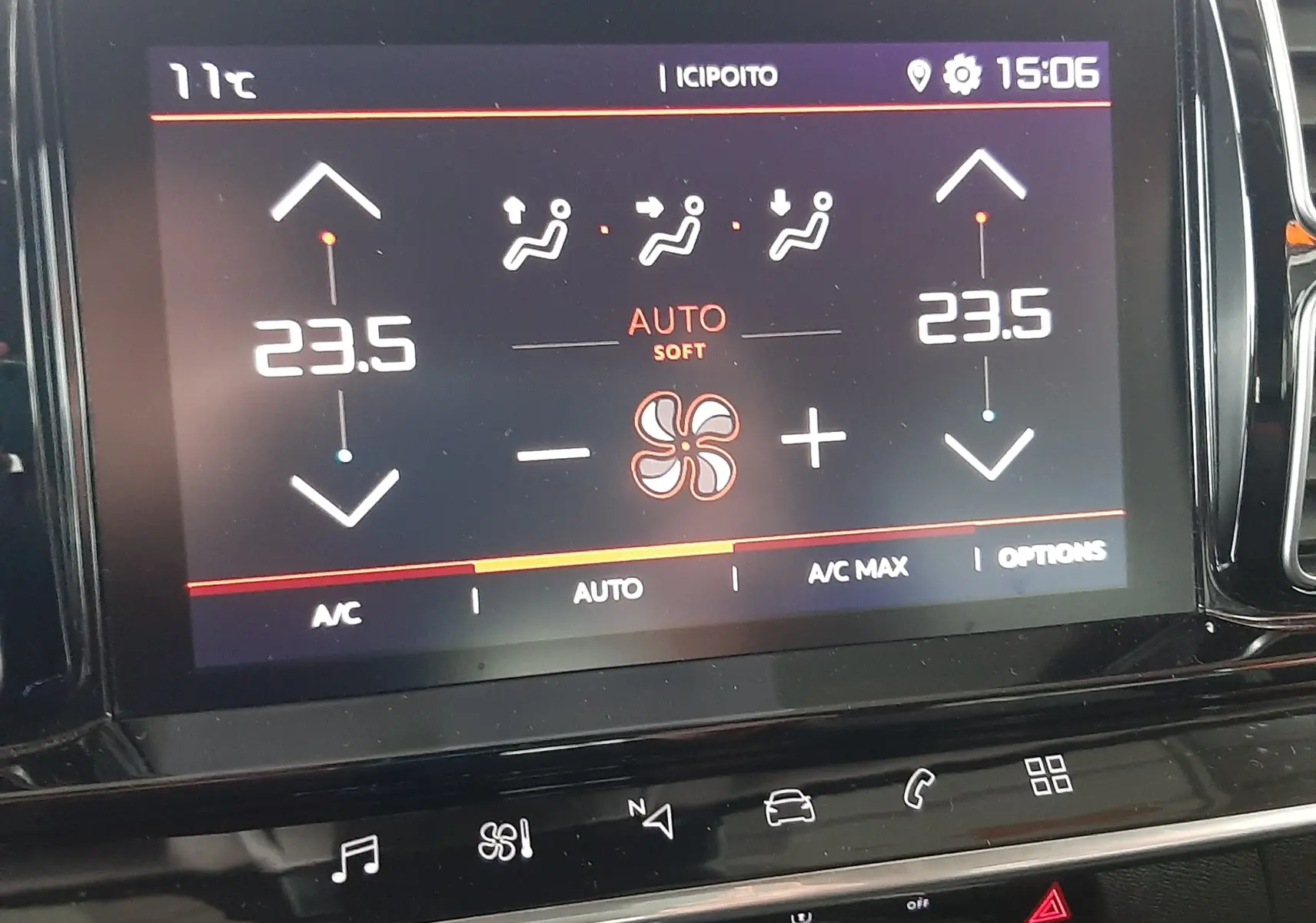 Écran tactile central de la Citroën C5 Aircross 2021, affichant la climatisation à 23,5°C côté gauche et droit.