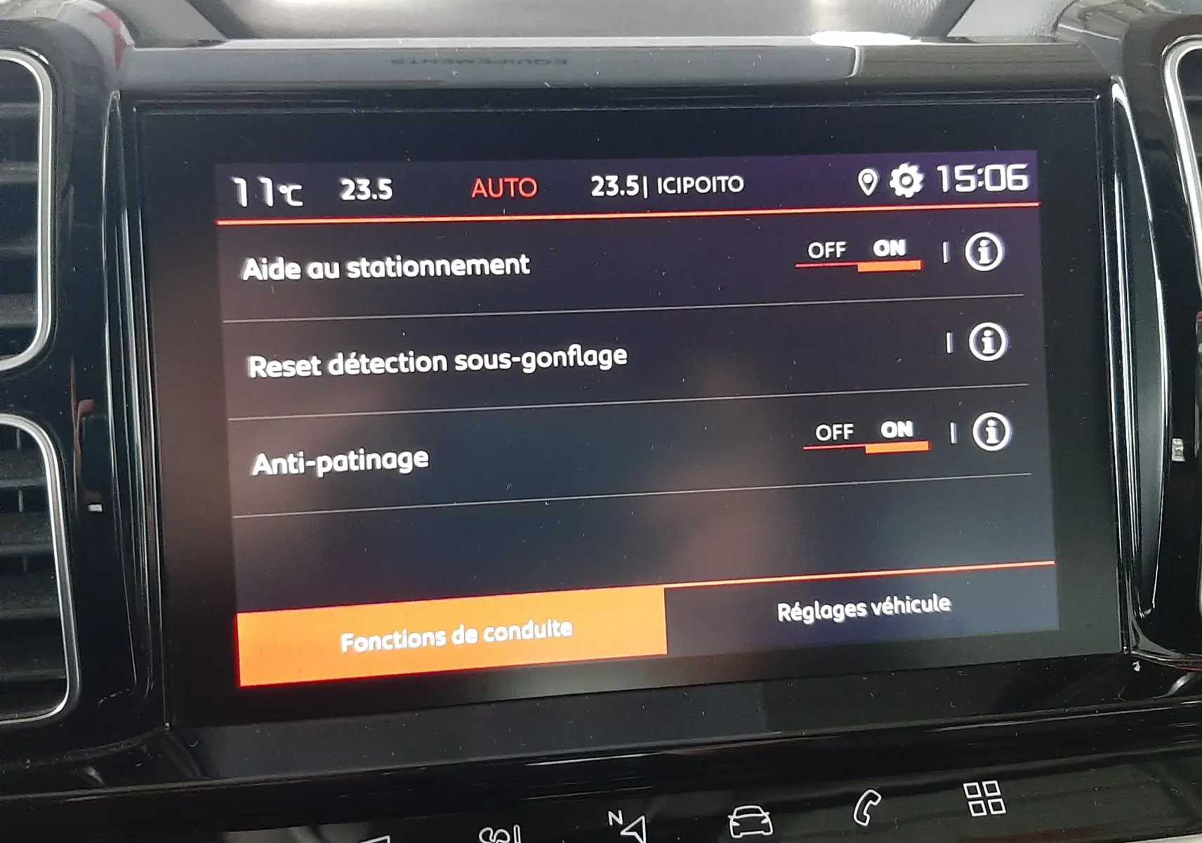 Écran tactile intérieur du Citroën C5 Aircross gris artense, affichant les réglages d’aide à la conduite.