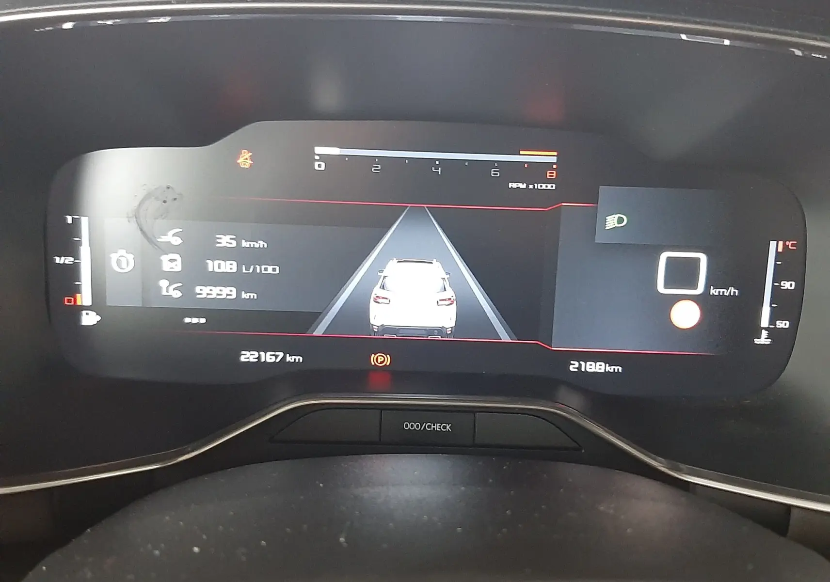 Vue rapprochée du tableau de bord numérique du Citroën C5 Aircross 1.2 PureTech 130ch Feel, affichant la vitesse et la consommation.