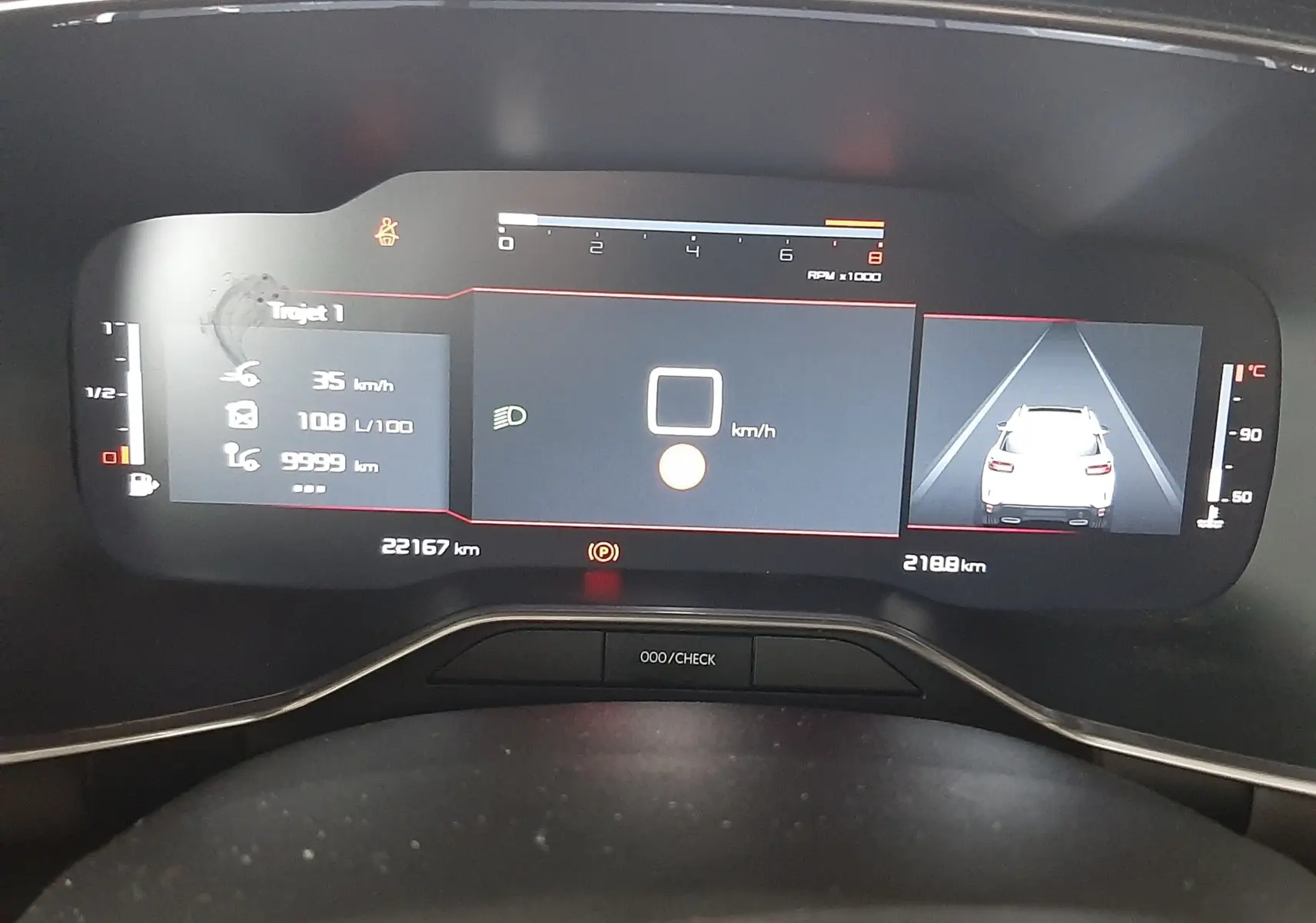 Tableau de bord numérique du Citroën C5 Aircross 1.2 PureTech 130ch Feel, affichage vitesse, consommation et caméra 360°