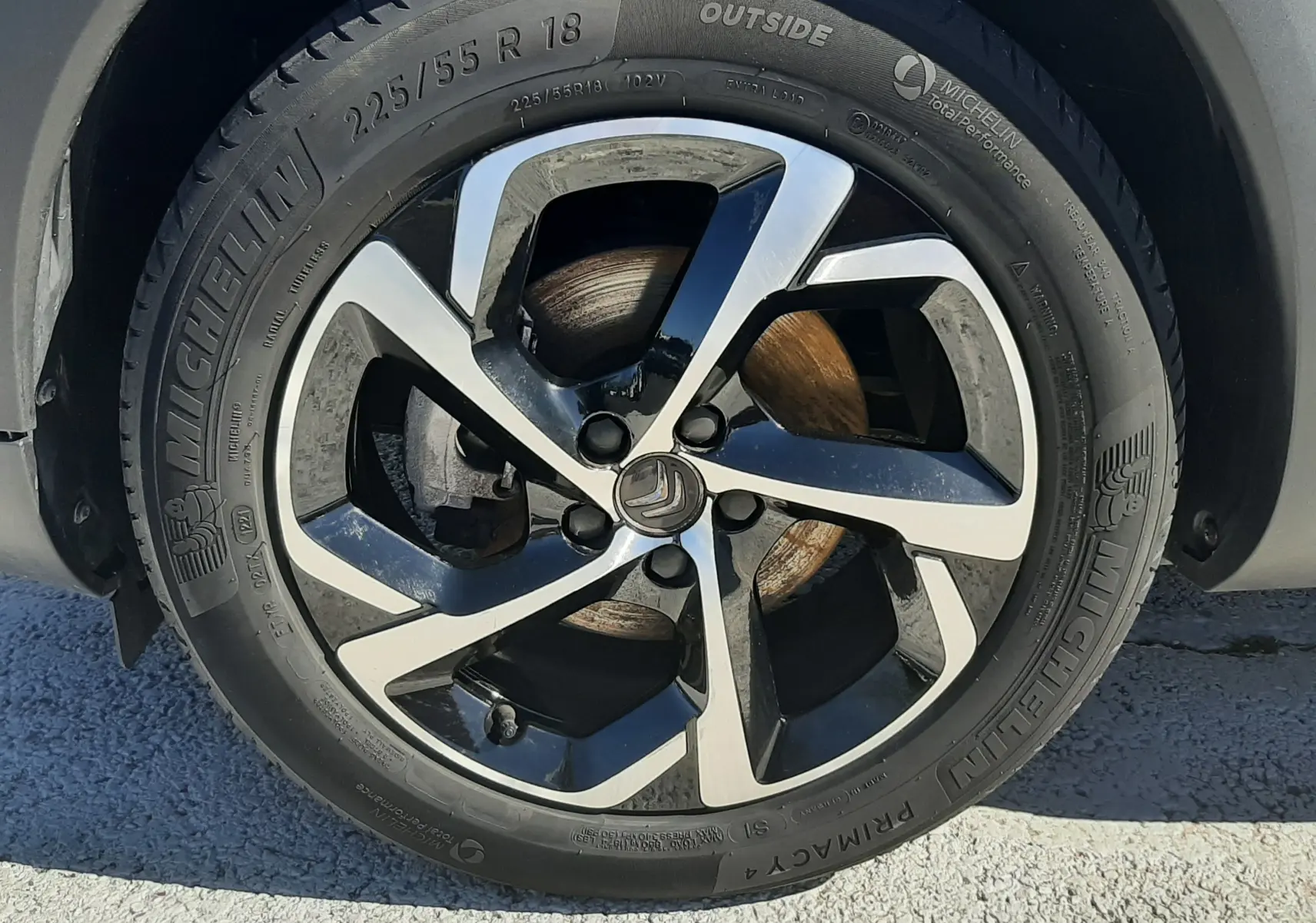 Gros plan sur la roue avant droite du Citroën C5 Aircross gris Artense avec jante alliage bicolore et pneu Michelin.