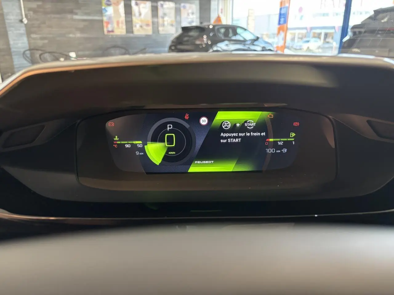 Affichage numérique du combiné Peugeot 308 1.2i Hybrid 2026, avec indication de démarrage et vitesse à zéro.