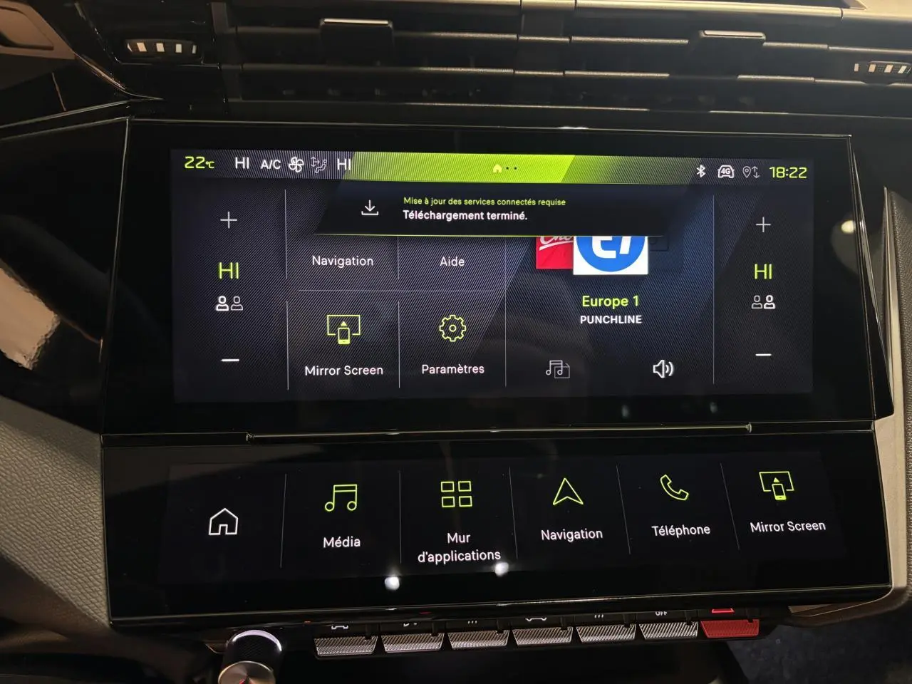Écran tactile central du Peugeot 308 Hybrid 2026 affichant les menus de navigation et multimédia.