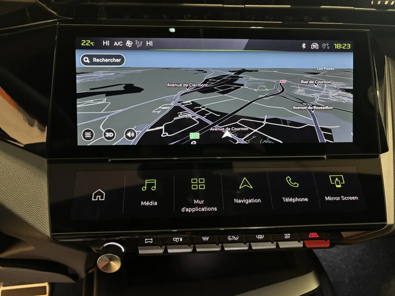 Écran tactile central du Peugeot 308 Hybrid 2026 montrant la navigation 3D avec interface multimédia moderne.
