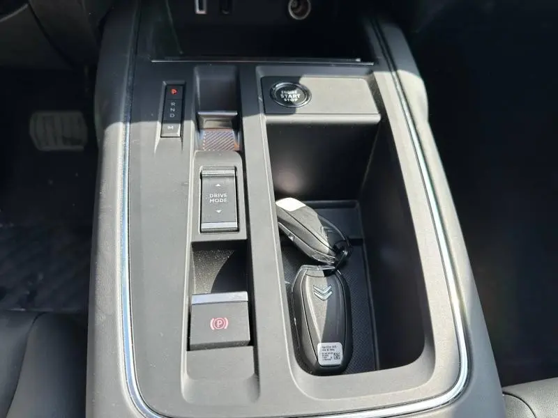 Vue rapprochée de la console centrale du Citroën C5 Aircross 2025 gris Platinium, avec clés et commandes de boîte auto.