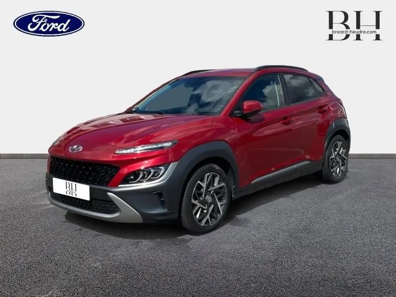 Vue 3/4 avant droite d'un Hyundai Kona Pulse Red Métal avec jantes alu et protections noires contrastantes.