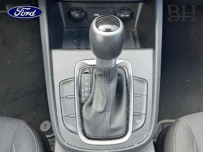 Gros plan sur le levier de vitesses automatique noir dans l'habitacle d'une Hyundai Kona Pulse Red Métal.