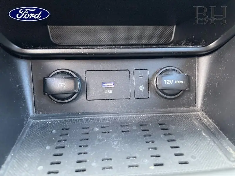 Détail de la console centrale noire avec prises USB, prise 12V et recharge sans fil sur Hyundai Kona Pulse Red Métal.