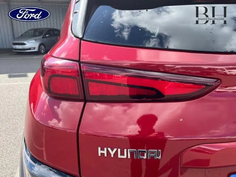 Gros plan sur le feu arrière gauche d'un Hyundai Kona Pulse Red Métal, avec logo Hyundai visible sur le hayon.