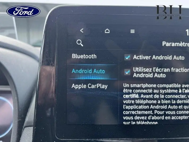 Écran tactile intérieur du Hyundai Kona Pulse Red Métal montrant les options Android Auto et Apple CarPlay.