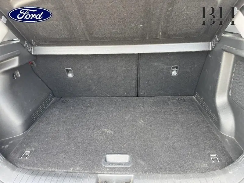 Coffre vide vu de face, intérieur noir avec revêtement tissu, sans objet ni chargement visible.