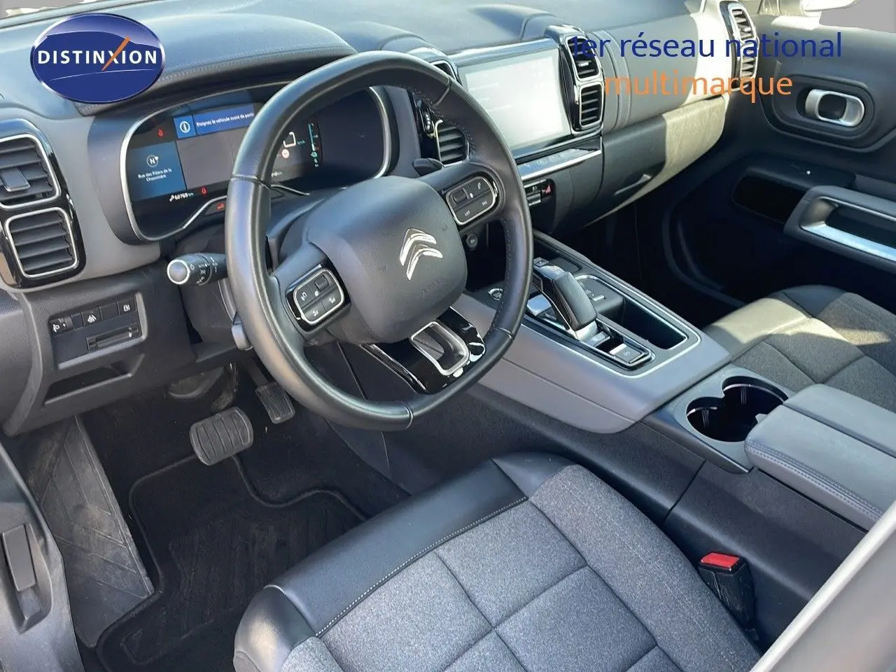 Intérieur du Citroën C5 Aircross blanc nacré, vue côté conducteur sur le tableau de bord et la console centrale moderne.