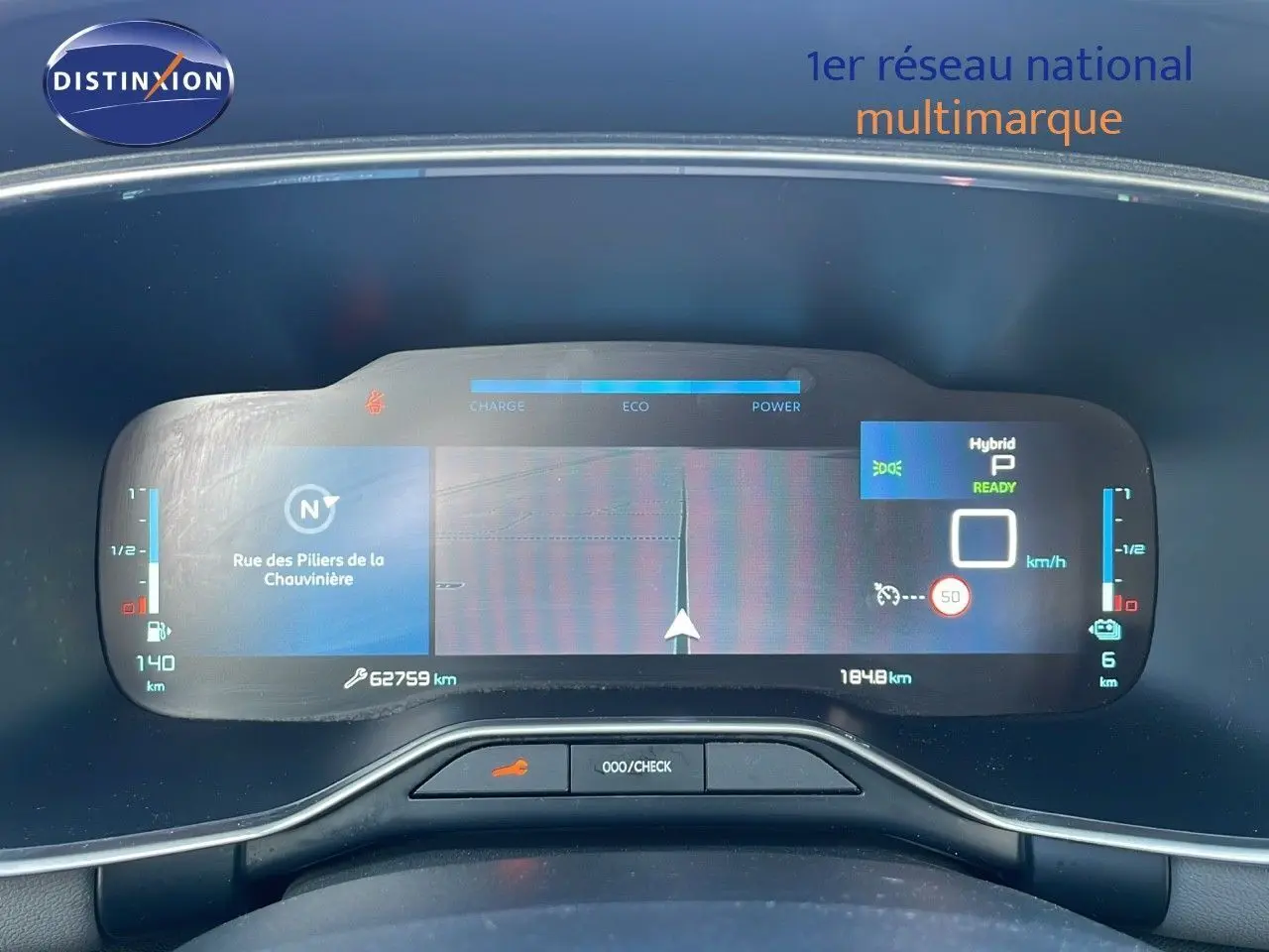 Tableau de bord numérique du Citroën C5 Aircross hybride blanc nacré, affichant navigation et indicateurs de charge.