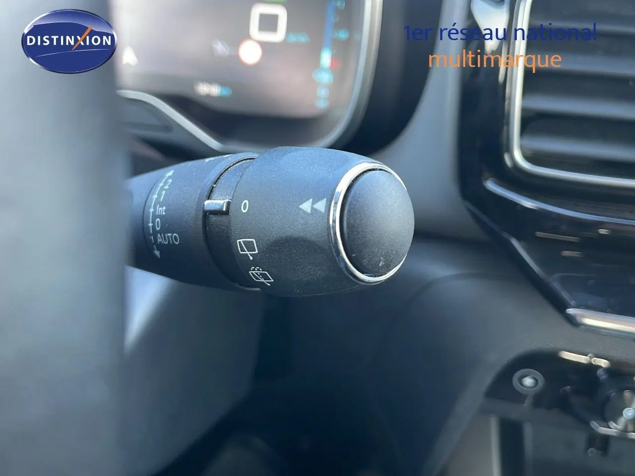 Gros plan sur la commande des essuie-glaces côté gauche du tableau de bord du Citroën C5 Aircross blanc nacré hybride 2021.