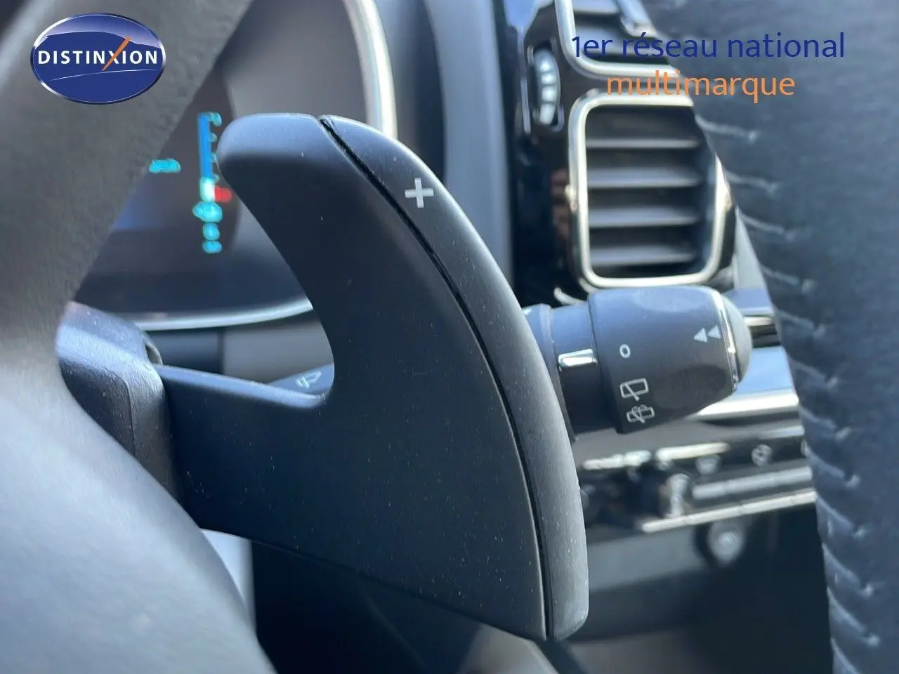 Gros plan sur la palette de changement de vitesse droite dans l'habitacle du Citroën C5 Aircross blanc nacré hybride.