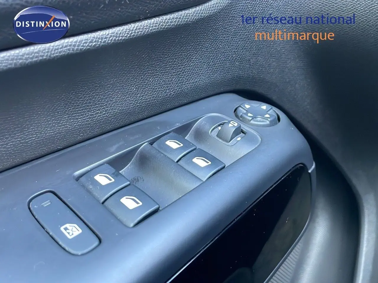 Gros plan sur les commandes des vitres et rétroviseurs côté conducteur du Citroën C5 Aircross blanc nacré 2021.